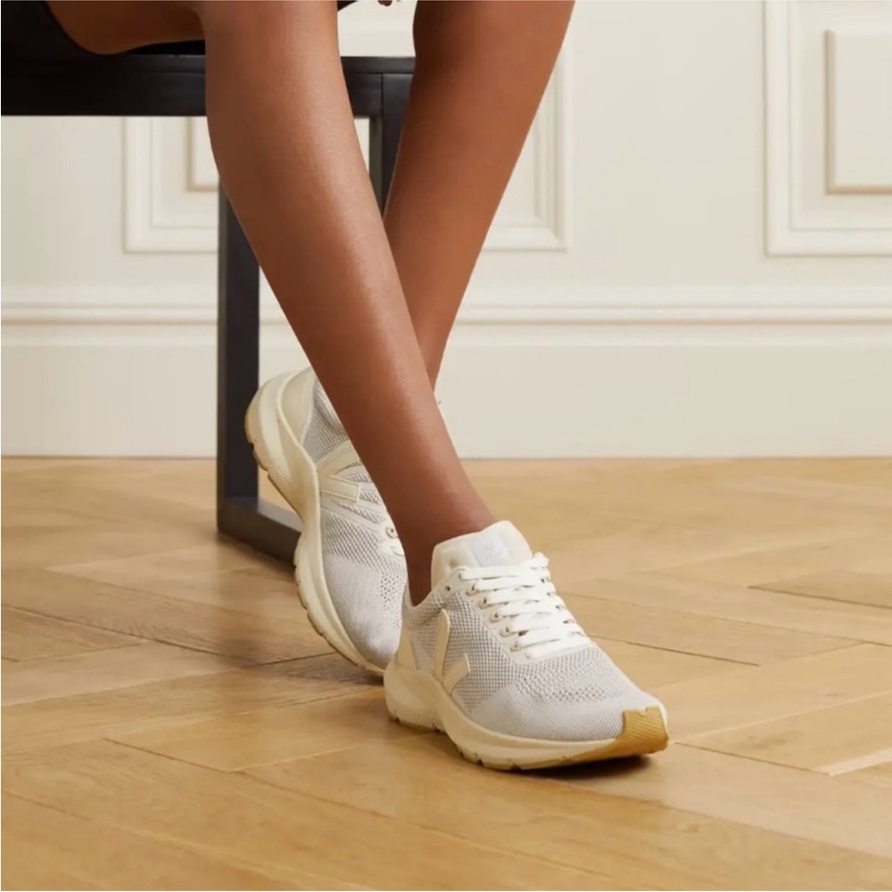 Veja Marlin Light V-Knit Sneaker, White size 7